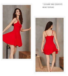 Détails avant et arrière d'une chemise de nuit rouge plissée à fines bretelles