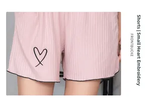 Détail du short d'intérieur rose avec texture côtelée et broderie petit cœur noir