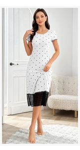 Détail d'une chemise de nuit blanche à pois avec bordure en dentelle noire et tissu côtelé