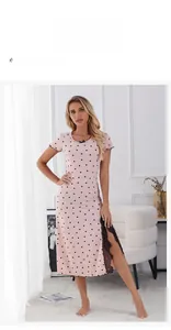 Détail de la chemise de nuit rose à motifs de cœurs et fente latérale avec dentelle