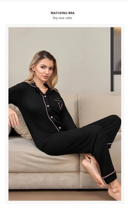 Détail du pyjama en modal noir avec liseré rose et poche décorée d'une lettre V chic