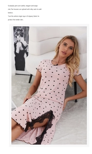 Détail de la chemise de nuit rose côtelée avec motif cœurs et bordure en dentelle