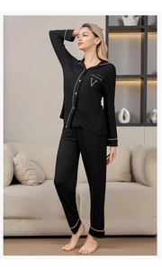 Détail du pyjama en modal rayé avec passepoil rose et lettre V brodée sur le revers