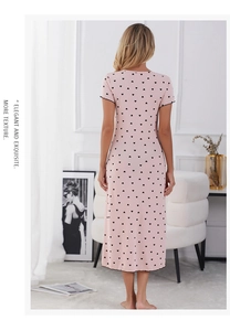 Nuisette rose imprimé cœur avec bordure ondulée noire et détail fendu sur le côté