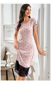 Détail d'une nuisette rose à pois avec ourlet en dentelle noire et maille côtelée