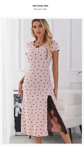 Détail de la chemise de nuit rose à cœurs avec dentelle et fente latérale
