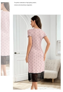 Détail de chemise de nuit rose à pois avec dentelle noire et tissu côtelé extensible