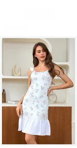 Détail de chemise de nuit à fleurs avec bordures volantées et imprimé floral