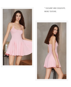 Détail d'une nuisette en maille rose clair avec bretelles croisées et ourlet plissé
