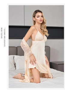 Elegantes zweiteiliges beige Seiden-Nachtwäsche-Set mit exquisiter Wimpernspitze am Saum