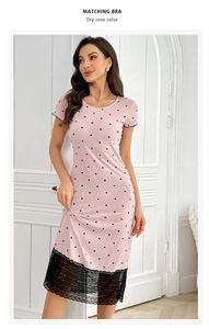 Détail de nuisette vieux rose à pois noirs avec bordure élégante en dentelle au bas