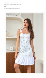 Détail de la nuisette à fleurs avec fines bretelles et ourlet à volants en satin soyeux