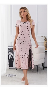 Détail de la chemise de nuit rose avec motifs cœurs et fente bordée de dentelle