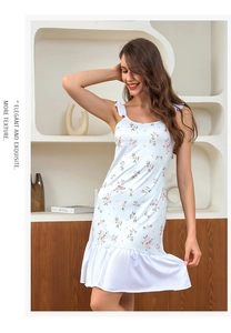 Vue détaillée de la nuisette à fleurs avec décolleté à volants élégant et bretelles