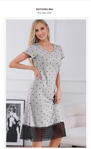 Détail de la chemise de nuit à pois gris en maille côtelée avec bordure en dentelle noire