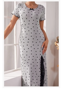 Détail de la chemise de nuit cœur avec fente en dentelle et nœud au col rond