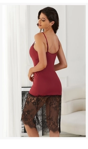 Vue détaillée de la chemise de nuit rouge foncé avec une bordure en dentelle florale noire