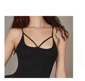 Détail de la chemise de nuit noire en maille avec design croisé au décolleté