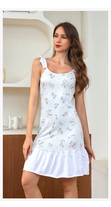 Détail de nuisette à fleurs roses avec bretelles à volants et texture soyeuse douce