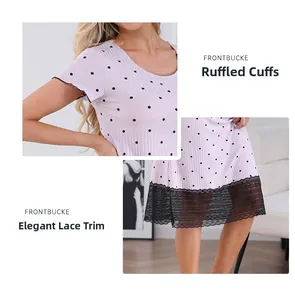 Détails des poignets volantés et du bas en dentelle noire sur une chemise de nuit