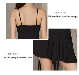 Détails des bretelles réglables et de l'ourlet plissé multicouche sur chemise de nuit noire
