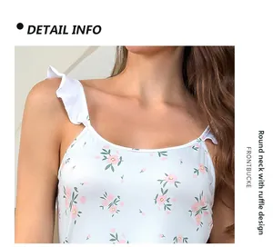 Détail de l'encolure ronde avec bords à volants sur la chemise de nuit à fleurs rose