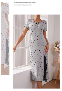 Détail de chemise de nuit grise à cœurs avec fente en dentelle et petit nœud