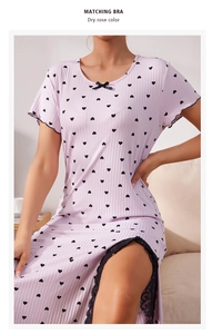 Détail de nuisette vieux rose avec imprimé cœur, nœud au col et fente en dentelle noire
