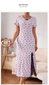 Détail de la chemise de nuit rose avec motif coeur, petit nœud et fente latérale en dentelle