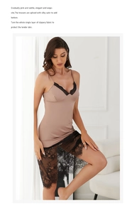 Détail d'une nuisette en satin rose avec bordure en dentelle noire et col en V