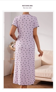 Détail de la chemise de nuit rose séchée avec imprimés cœurs noirs et fente latérale