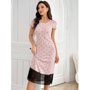 Nuisette rose à pois avec ourlet en dentelle florale et manches courtes