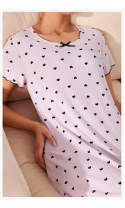 Détail de la chemise de nuit violette côtelée avec motifs de cœurs et nœud au col