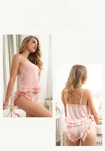 Dettaglio completo completo intimo in rete rosa con volant romantici e spalline sottili