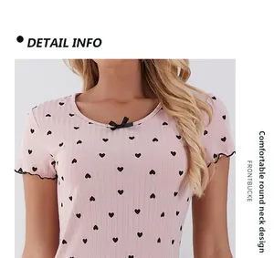Haut de pyjama rose côtelé à manches courtes avec cœurs noirs et détail de nœud