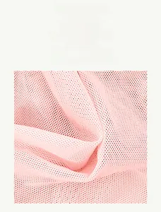 Dettaglio del morbido tessuto a rete rosa con motivi a rombi per lingerie da donna