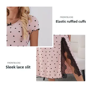 Détail de la robe rose à cœurs avec poignets à volants élastiques et fente en dentelle