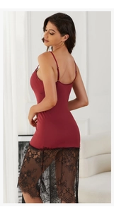 Vue arrière détaillée de la nuisette bordeaux en dentelle avec broderie florale noire