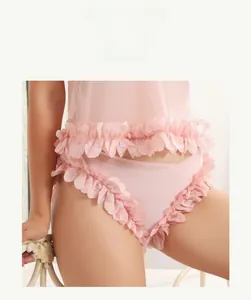 Dettaglio completo di lingerie rosa in mesh con pizzo floreale 3D e tessuto velato