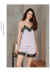 Détail du pyjama rose à pois avec dentelle noire et texture en maille côtelée