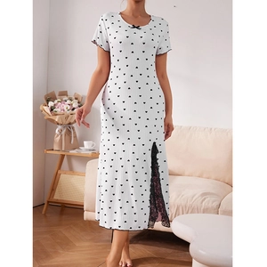 Robe de nuit midi blanche à imprimé cœur avec fente en dentelle et texture côtelée