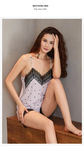 Détail du vêtement de nuit rose séchée à pois avec bordure en dentelle noire au col