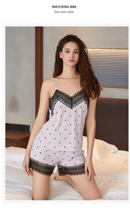 Détail de l'ensemble pyjama rose à pois avec bordure en dentelle noire sur le short