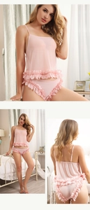 Dettaglio completo di lingerie rosa con petali 3D e tessuto in rete trasparente