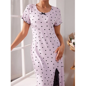 Nuisette ajustée lilas clair à manches courtes avec motif cœur et fente en dentelle