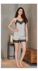 Détail d'un ensemble pyjama gris à pois avec dentelle florale noire sur les bords