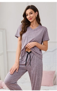 Détail d'un ensemble pyjama col V avec nœud en ruban noir en tissu de maille chinée douce