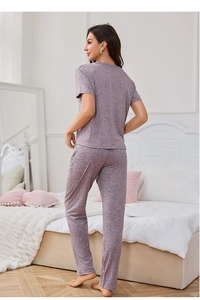 Vue détaillée de l'ensemble de détente trois pièces en tissu respirant mauve doux