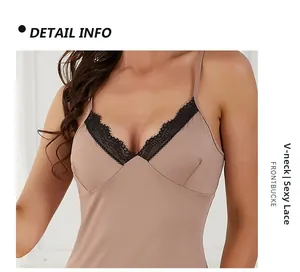 Détail de la chemise de nuit avec dentelle noire et boucle frontale sur le décolleté