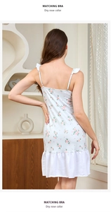 Détail d'une chemise de nuit à fleurs avec ourlet à volants et motif rose séchée